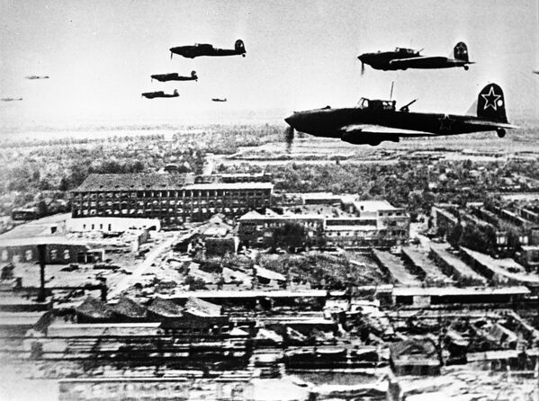 Советские самолеты Ил-2 в небе над Берлином во время Великой Отечественной войны, 1945 год - Sputnik Таджикистан