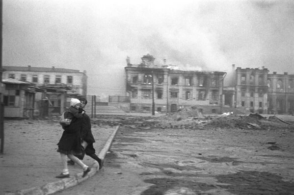 На Вокзальной площади Сталинграда во время налета немецкой авиации во время Великой Отечественной войны, 1942 год - Sputnik Таджикистан