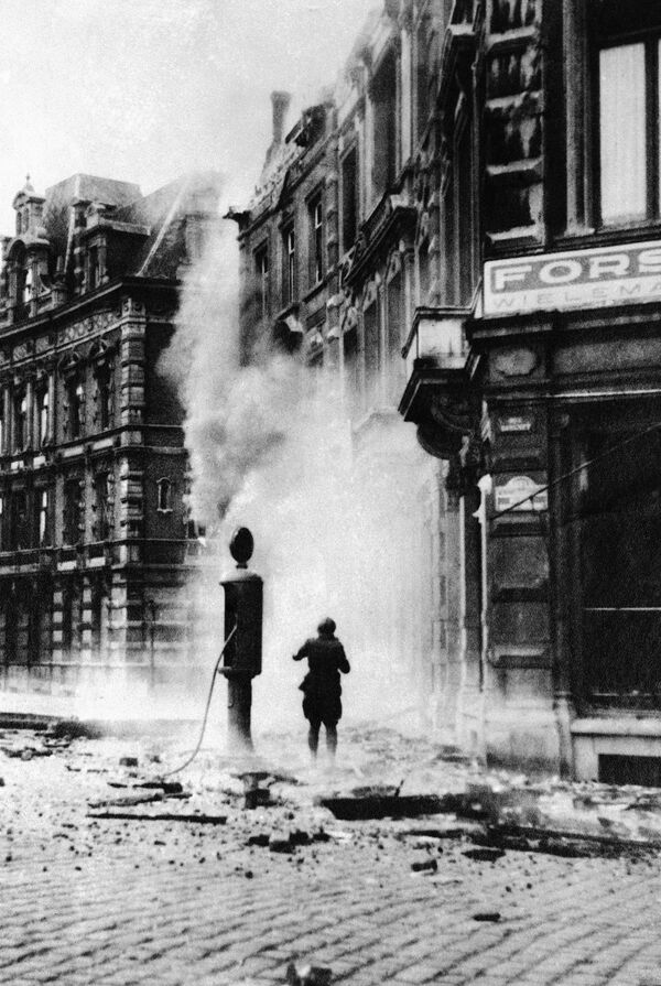 Улица в городе Намюр (Бельгия) после авиаударов немецкой авиации, 1940 год - Sputnik Таджикистан