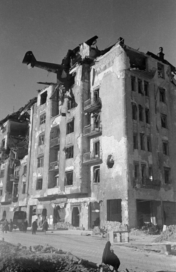 Планер DFS-230 фельдфебеля Георга Филиуса, врезавшийся в здание на улице Аттилы при попытке сесть на Кровавом лугу в Будапеште, 1945 год. Пилот погиб. На планерах пытались доставить продовольствие и боеприпасы окруженным в городе немецким войскам - Sputnik Таджикистан