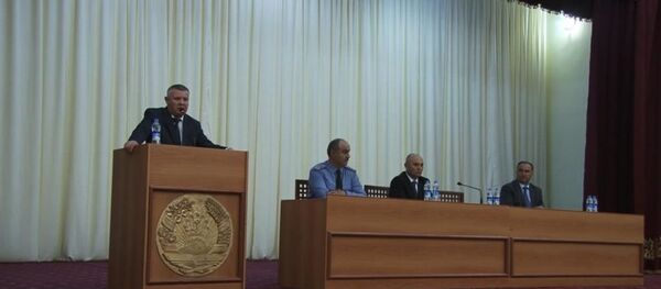 Ҷаласа бо ронандагони воситаҳои нақлиёти мусофиркашонӣ дар шаҳри Бохтар - Sputnik Тоҷикистон