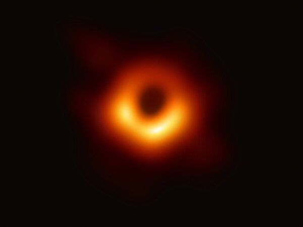 Акси сӯрохии сиёҳ дар маркази галактикаи  M87, ки бо ёрии телескопи  Event Horizon Telescope аксбардорӣ шудааст. - Sputnik Тоҷикистон