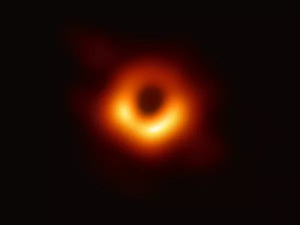 Акси сӯрохии сиёҳ дар маркази галактикаи M87, ки бо ёрии телескопи Event Horizon Telescope аксбардорӣ шудааст. Акси сӯрохии сиёҳ дар маркази галактикаи M87, ки бо ёрии телескопи Event Horizon Telescope аксбардорӣ шудааст. - Sputnik Тоҷикистон