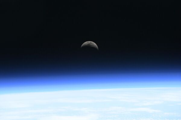 Восход Луны над атмосферой - Sputnik Таджикистан