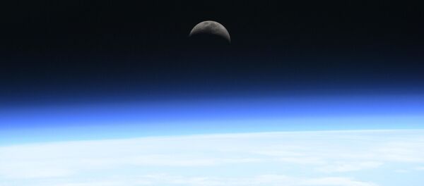 Восход Луны над атмосферой - Sputnik Таджикистан