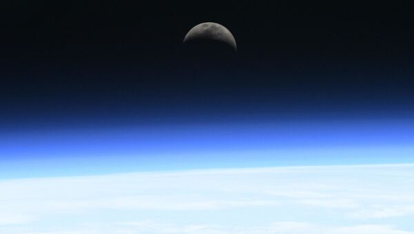 Восход Луны над атмосферой - Sputnik Таджикистан