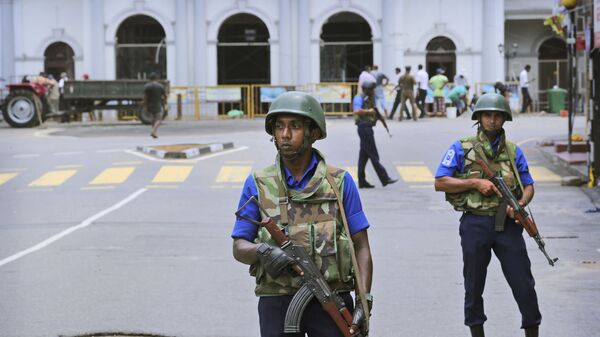 Шри-Ланкийские военно-морские солдаты стоят на страже у церкви Святого Антония в Коломбо - Sputnik Таджикистан