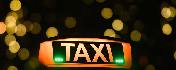 Знак такси на автомобиле, архивное фото Знак такси на автомобиле, архивное фото - Sputnik Таджикистан
