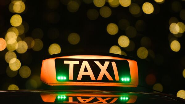 Знак такси на автомобиле, архивное фото - Sputnik Тоҷикистон