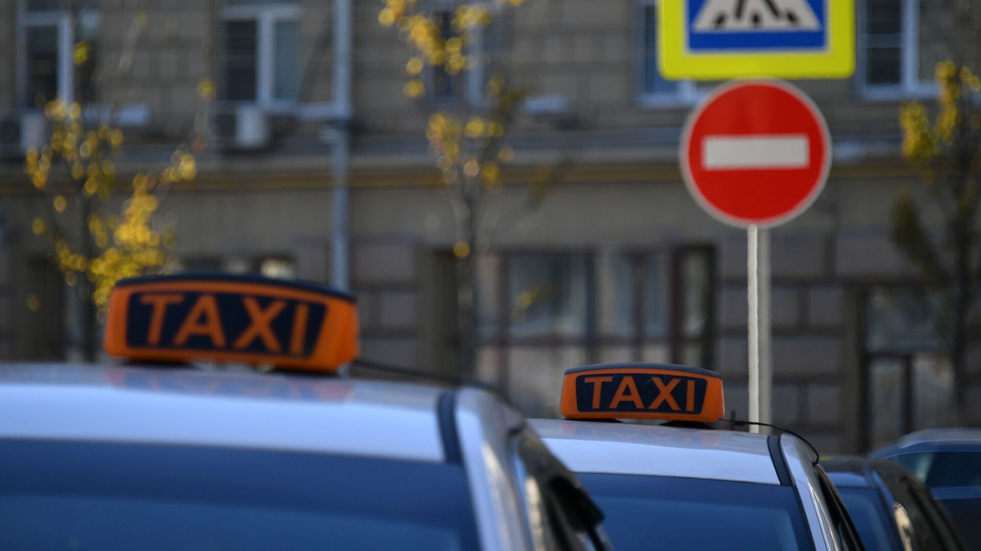 Автомобили такси у дорожного знака - Sputnik Таджикистан, 1920, 23.05.2021