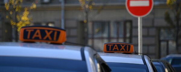 Автомобили такси у дорожного знака - Sputnik Таджикистан