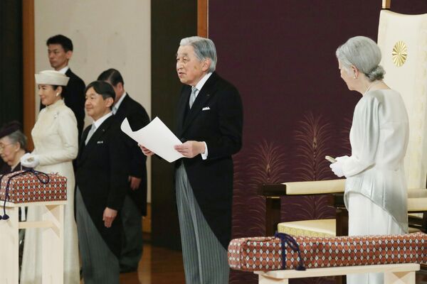 Император Японии Акихито во время ритуала Taiirei-Seiden-no-gi на церемония отречения в Императорском дворце в Токио, Япония - Sputnik Таджикистан