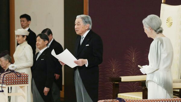 Император Японии Акихито во время ритуала Taiirei-Seiden-no-gi на церемония отречения в Императорском дворце в Токио, Япония - Sputnik Таджикистан