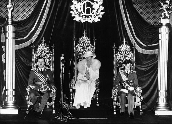 Принц Феликс Люксембургский, великая герцогиня Люксембурга Шарлотта и принц Жан на торжественном заседании парламента, 23 апреля, 1939  - Sputnik Таджикистан