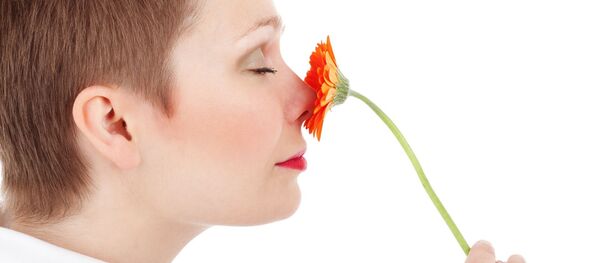 Девушка вдыхает аромат цветка, архивное фото Девушка вдыхает аромат цветка, архивное фото - Sputnik Таджикистан