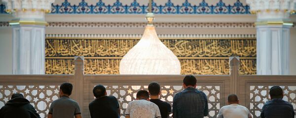 Мусульмане в Московской соборной Мечети Мусульмане в Московской соборной Мечети - Sputnik Таджикистан