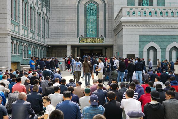 Имоми Масҷиди ҷомеи Маскав аз рӯзадорӣ дар муҳоҷират то ҳамкорӣ бо муфтиётро шарҳ дод Имоми Масҷиди ҷомеи Маскав аз рӯзадорӣ дар муҳоҷират то ҳамкорӣ бо муфтиётро шарҳ дод - Sputnik Тоҷикистон