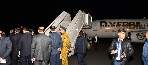 В Душанбе встретили спецрейс из Багдада, на борту которого находились 64 ребенка В Душанбе встретили спецрейс из Багдада, на борту которого находились 64 ребенка - Sputnik Таджикистан