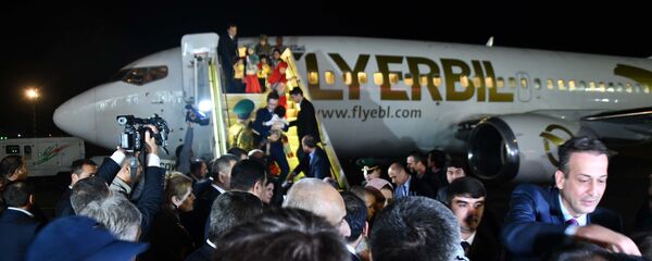 В Душанбе встретили спецрейс из Багдада, на борту которого находились 64 ребенка - Sputnik Тоҷикистон