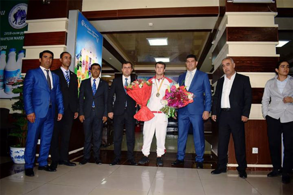 Қаҳрамони қарздор: Эмомалӣ Раҳмон ба муштзан 75 ҳазор медиҳад, Бег Сабур чӣ - акс Қаҳрамони қарздор: Эмомалӣ Раҳмон ба муштзан 75 ҳазор медиҳад, Бег Сабур чӣ - акс - Sputnik Тоҷикистон