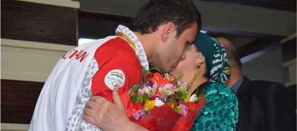 Маросими истиқбол аз Баҳодур Усмонов,  қаҳрамони риштаи бокси Осиё дар фурудгоҳи Душанбе - Sputnik Тоҷикистон