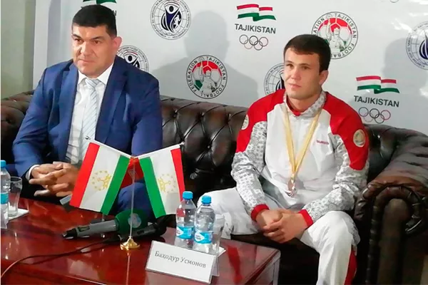 Қаҳрамони қарздор: Эмомалӣ Раҳмон ба муштзан 75 ҳазор медиҳад, Бег Сабур чӣ - акс Қаҳрамони қарздор: Эмомалӣ Раҳмон ба муштзан 75 ҳазор медиҳад, Бег Сабур чӣ - акс - Sputnik Тоҷикистон