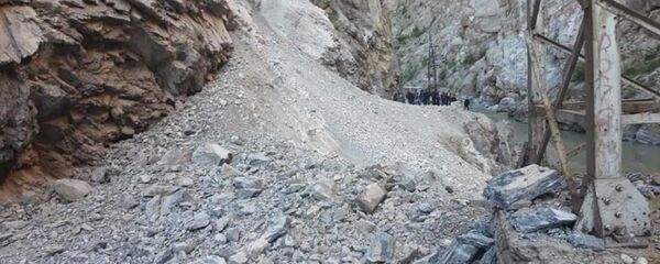 Камнепад перекрыл движения по трассе Душанбе-Худжанд - Sputnik Тоҷикистон