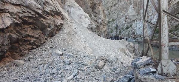 Сход оползня на автодороге Душанбе-Худжанд - Sputnik Тоҷикистон