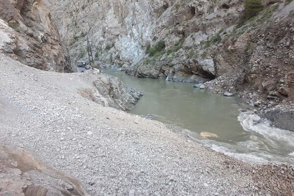 Сход оползня на автодороге Душанбе-Худжанд Сход оползня на автодороге Душанбе-Худжанд - Sputnik Таджикистан