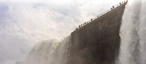 Туристы на смотровой площадке Государственного парка Ниагарского водопада в штате Нью Йорк, США - Sputnik Таджикистан
