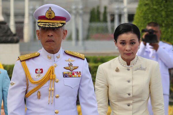 Король Таиланда Маха Вачиралонгкорн и королева Сутхида после принесения почестей статуе короля Рамы V в Бангкоке - Sputnik Таджикистан