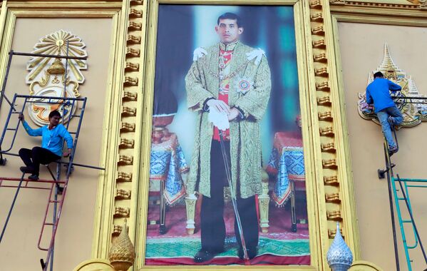 Портрет короля Таиланда Махи Вачиралонгкорна накануне коронации в Бангкоке  - Sputnik Таджикистан