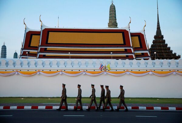 Полиция у Большого королевского дворца в Бангкоке - Sputnik Таджикистан