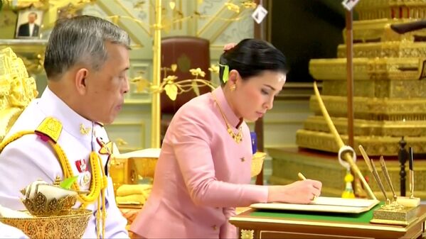 Король Таиланда Маха Вачиралонгкорн и королева Сутхида подписывают брачные документы - Sputnik Таджикистан