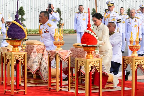 Король Таиланда Маха Вачиралонгкорн и королева Сутхида отдают почести статуе короля Рамы V в Бангкоке - Sputnik Таджикистан