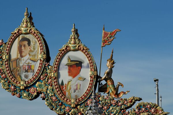 Портреты короля Таиланда Махи Вачиралонгкорна накануне коронации в Бангкоке - Sputnik Таджикистан