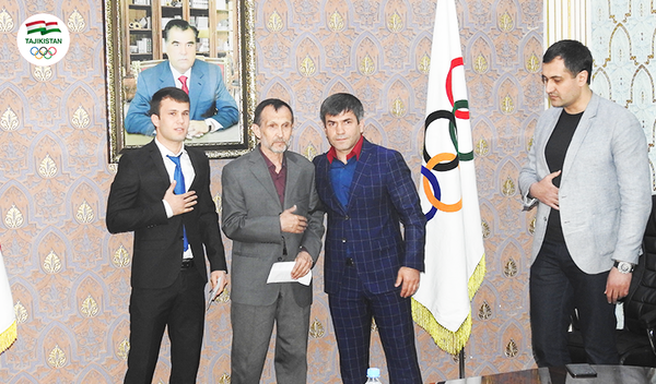 Қадрдонии Баҳодур Усмонов аз ҷониби Клуби варзишии Ҳоҷӣ Шариф - Sputnik Тоҷикистон