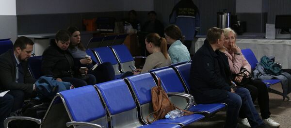 Родственники и близкие пассажиров самолета Sukhoi Superjet-100 - Sputnik Таджикистан