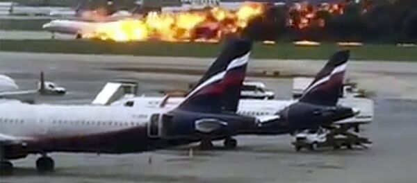 Самолет авиакомпании Аэрофлот Superjet 100, вернувшийся во время рейса Москва - Мурманск в аэропорт Шереметьево из-за возгорания на борту  - Sputnik Таджикистан