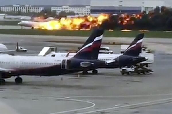 Самолет авиакомпании Аэрофлот Superjet 100, вернувшийся во время рейса Москва - Мурманск в аэропорт Шереметьево из-за возгорания на борту  - Sputnik Таджикистан