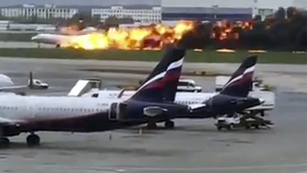 Самолет авиакомпании Аэрофлот Superjet 100, вернувшийся во время рейса Москва - Мурманск в аэропорт Шереметьево из-за возгорания на борту  - Sputnik Тоҷикистон