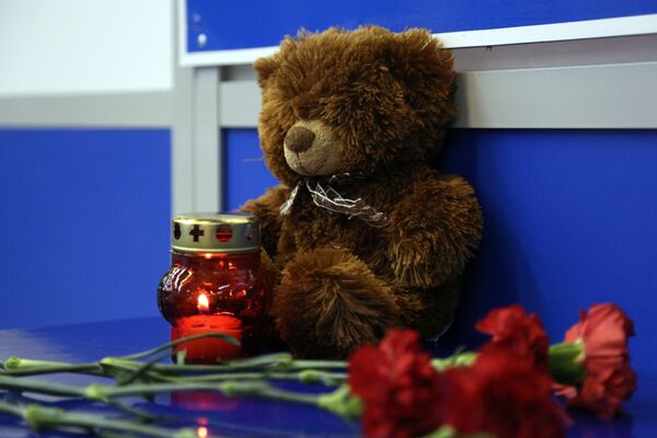 Цветы, свечи и игрушки в аэропорту Мурманска в память о жертвах возгорания на борту самолета авиакомпании Аэрофлот Superjet 100 - Sputnik Таджикистан