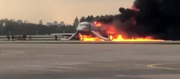 Самолет авиакомпании Аэрофлот Superjet 100, вернувшийся во время рейса Москва - Мурманск в аэропорт Шереметьево из-за возгорания на борту - Sputnik Таджикистан