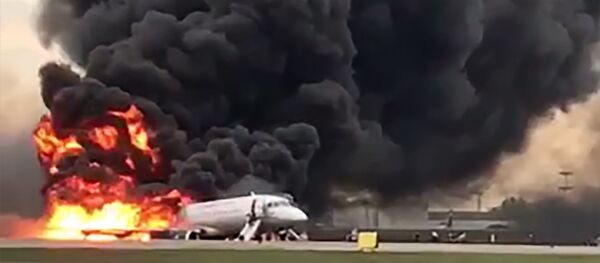 Самолет авиакомпании Аэрофлот Superjet 100, вернувшийся во время рейса Москва - Мурманск в аэропорт Шереметьево из-за возгорания на борту  - Sputnik Таджикистан