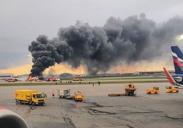 Самолет авиакомпании Аэрофлот Superjet 100, вернувшийся во время рейса Москва - Мурманск в аэропорт Шереметьево из-за возгорания на борту - Sputnik Таджикистан