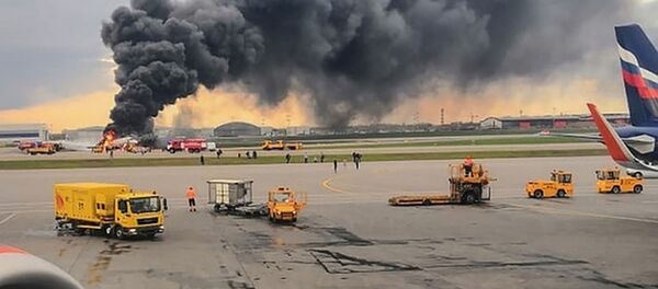 Самолет авиакомпании Аэрофлот Superjet 100, вернувшийся во время рейса Москва - Мурманск в аэропорт Шереметьево из-за возгорания на борту - Sputnik Таджикистан