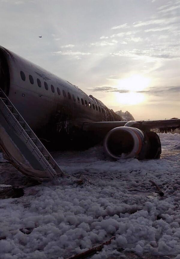 Самолет авиакомпании Аэрофлот Superjet 100, вернувшийся во время рейса Москва - Мурманск в аэропорт Шереметьево из-за возгорания на борту - Sputnik Таджикистан