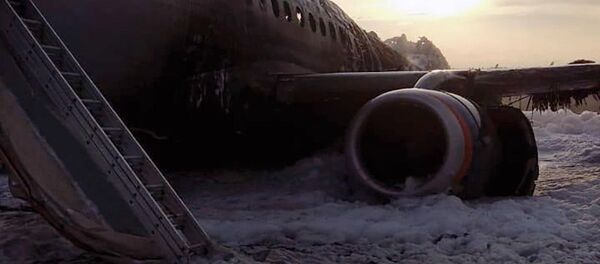 Самолет авиакомпании Аэрофлот Superjet 100, вернувшийся во время рейса Москва - Мурманск в аэропорт Шереметьево из-за возгорания на борту - Sputnik Таджикистан