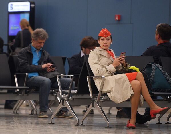 Пассажиры и члены экипажей в зале ожидания аэропорта Шереметьево - Sputnik Таджикистан