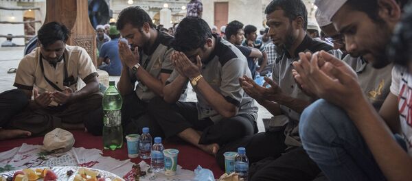 Мужчины на вечернем приеме пищи во время месяца Рамадан  - Sputnik Таджикистан